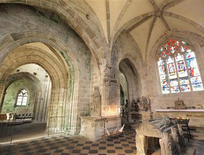 Vue intérieure de l'ossuaire de l'église - Torcet Pierre