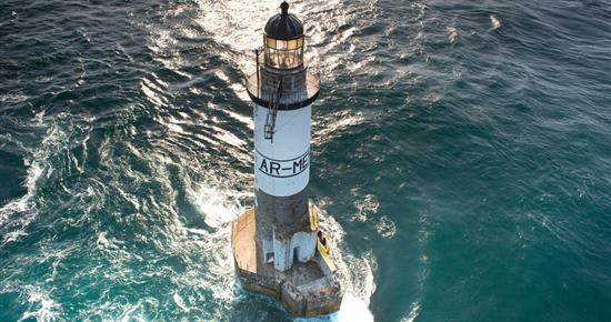 Vue aérienne, le phare Ar Men - Job Nicolas