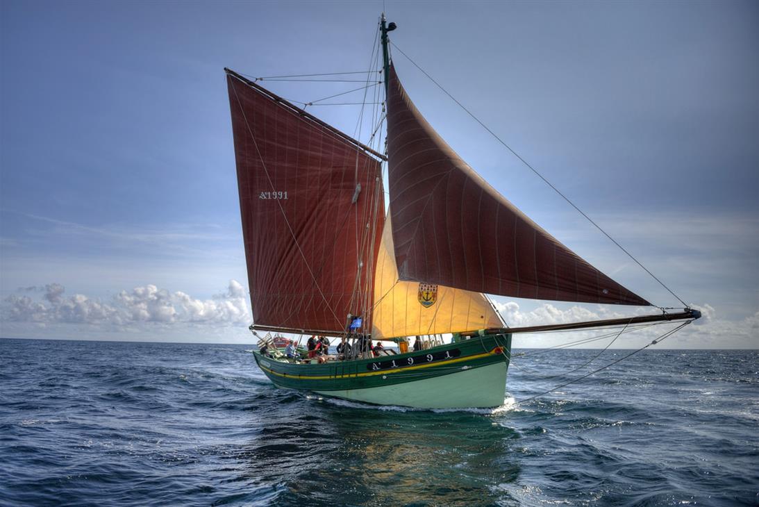 Le bateau navigue sur la mer, le Cap Sizun - Gladu Ronan
