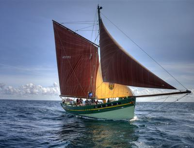 Le bateau navigue sur la mer, le Cap Sizun - Gladu Ronan
