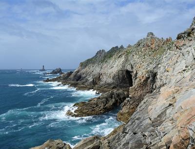 La Pointe du Raz et au loin le Phare de la Vieille - Le Gal Yannick