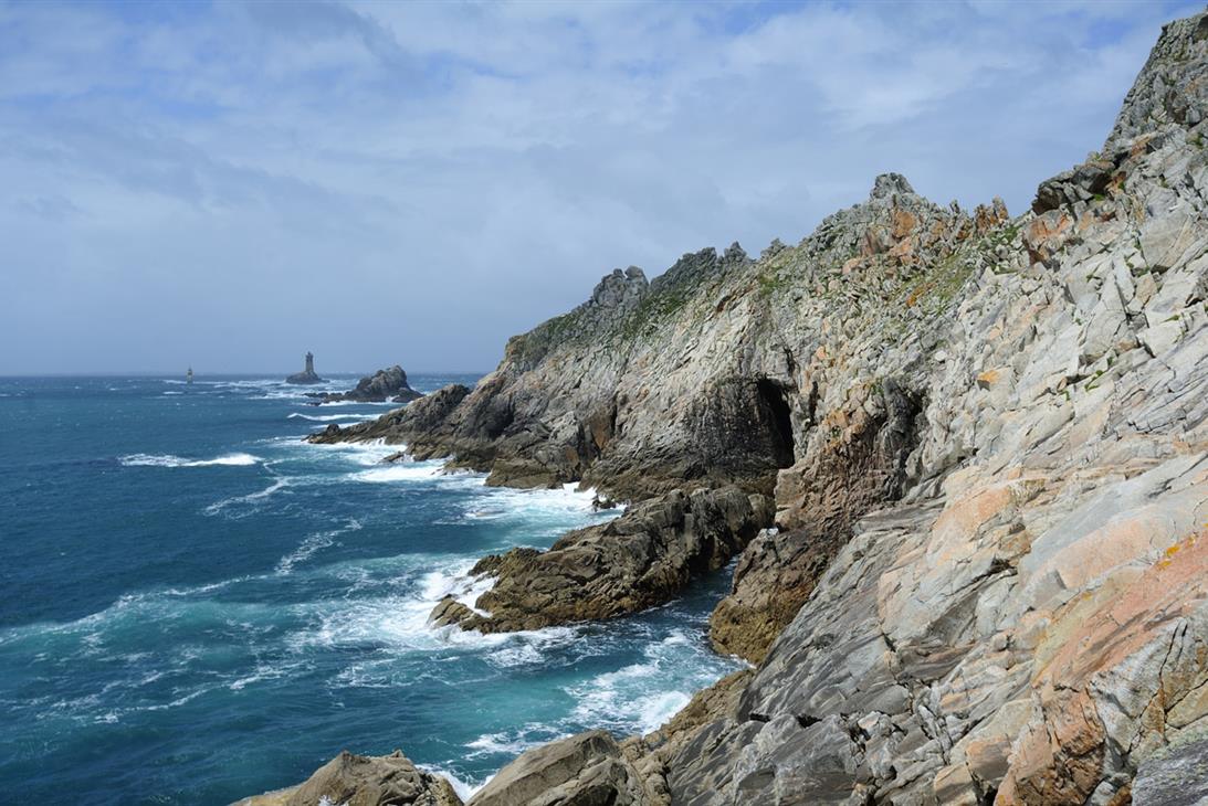 La Pointe du Raz et au loin le Phare de la Vieille - Le Gal Yannick