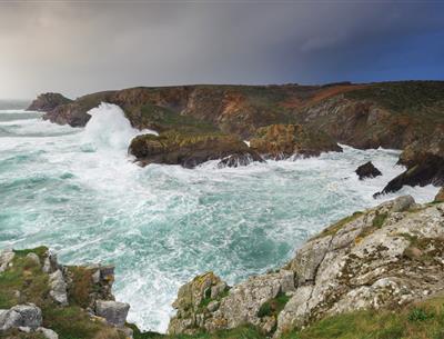 Tempête sur la pointe du Van avec vue en arrière-plan sur la Pointe du Raz - Berthier Emmanuel