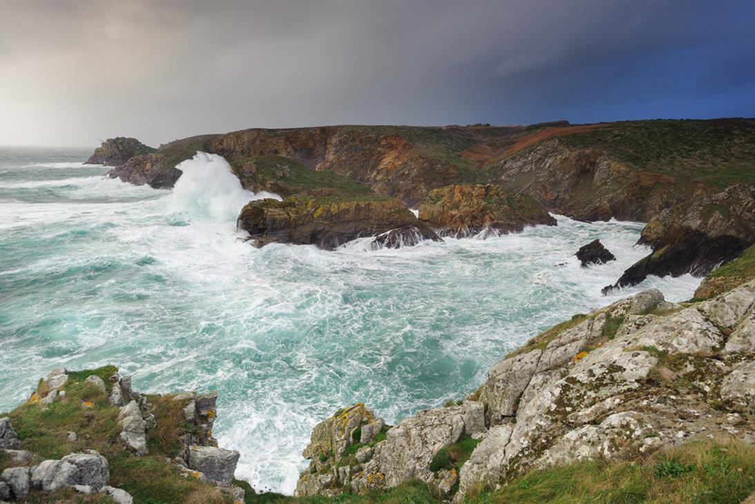 Tempête sur la pointe du Van avec vue en arrière-plan sur la Pointe du Raz - Berthier Emmanuel
