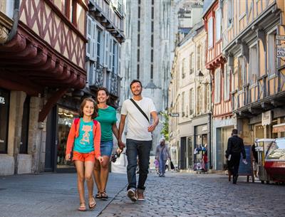 Rue Kereon avec en fond la cathédrale Saint-Corentin - Bourcier Simon