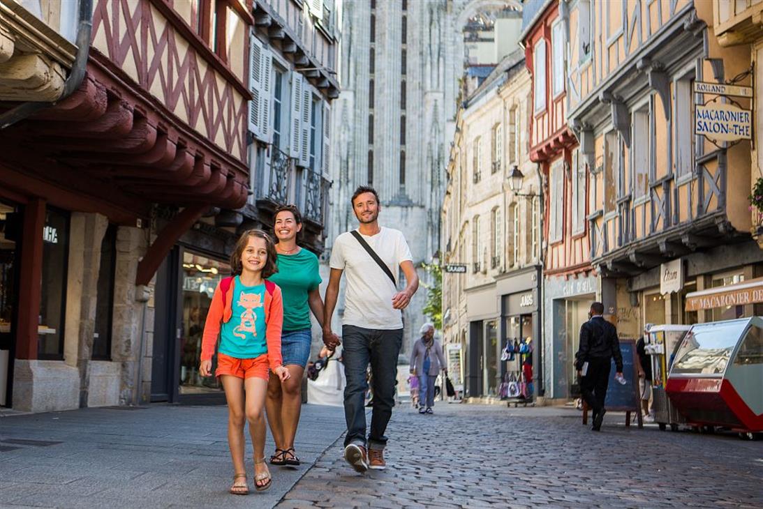 Rue Kereon avec en fond la cathédrale Saint-Corentin - Bourcier Simon
