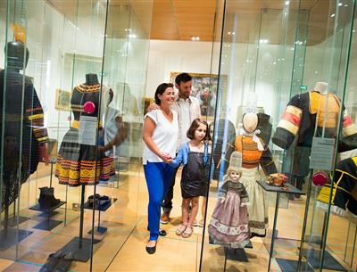 Visite du Musée départemental breton, découverte des costumes bretons - Bourcier Simon