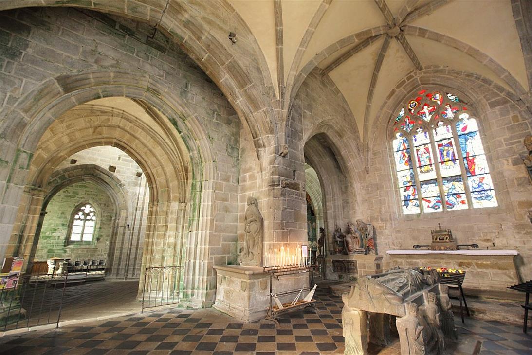 Vue intérieure de l'ossuaire de l'église - Torcet Pierre