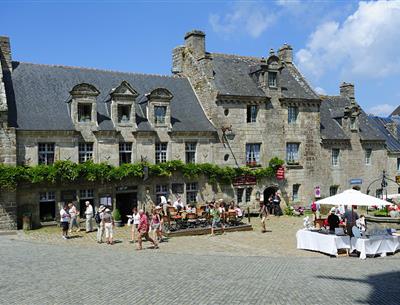 La place de Locronan - Le Gal Yannick