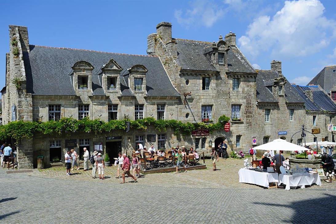 La place de Locronan - Le Gal Yannick