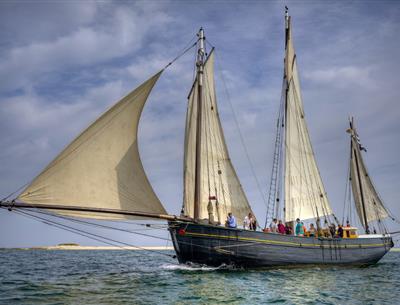 Le bateau Le Corentin navigue sur la mer - Gladu Ronan
