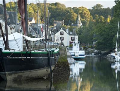 Vue de la ville et de la rivière l'Aven depuis le port - Berthier Emmanuel