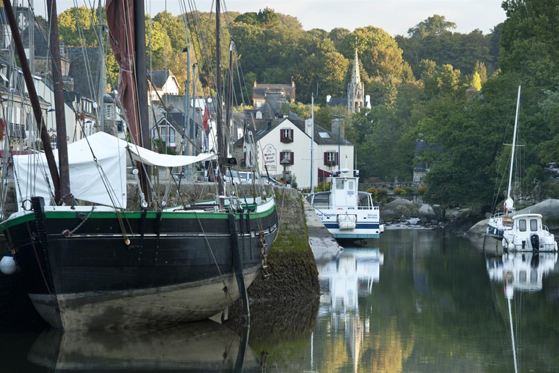 Vue de la ville et de la rivière l'Aven depuis le port - Berthier Emmanuel