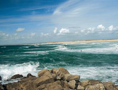 Surfeurs à la Pointe de la Torche. UNAT - Gratien Jean