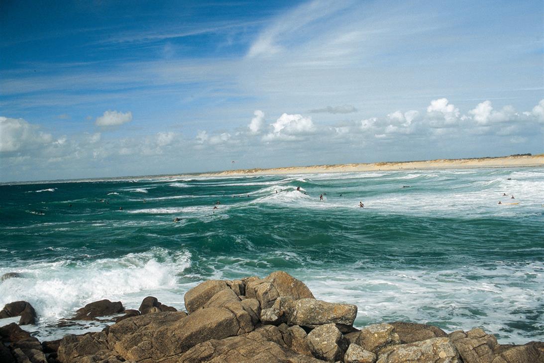 Surfeurs à la Pointe de la Torche. UNAT - Gratien Jean